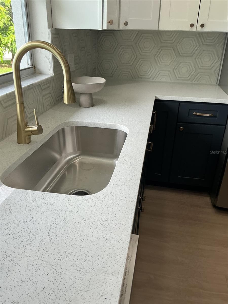 Sparkly white quartz counter tops - 5901 25TH ST S, ST PETERSBURG