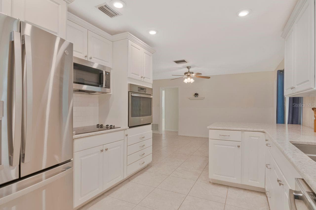 Single Family Residence at 1113 GLENMOOR CT, CLEARWATER, photo 10 of 39