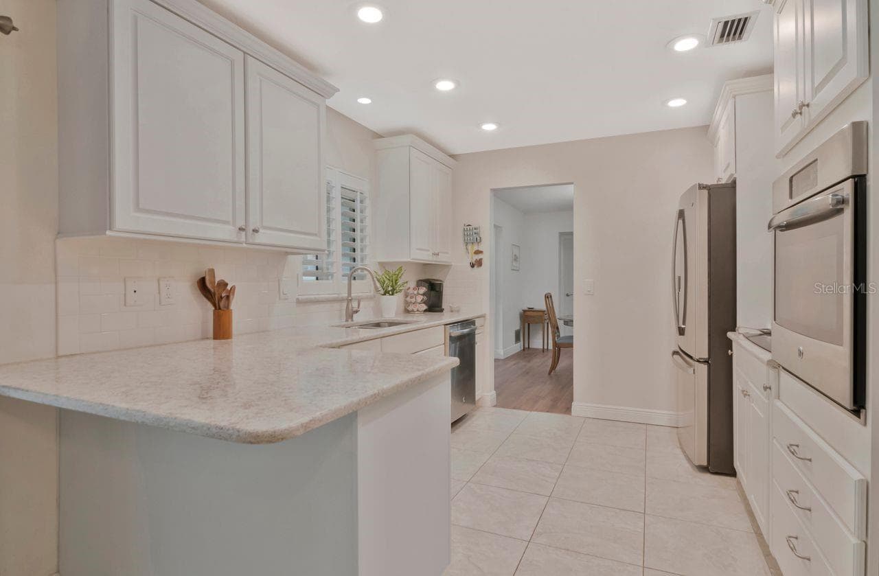Single Family Residence at 1113 GLENMOOR CT, CLEARWATER, photo 11 of 39