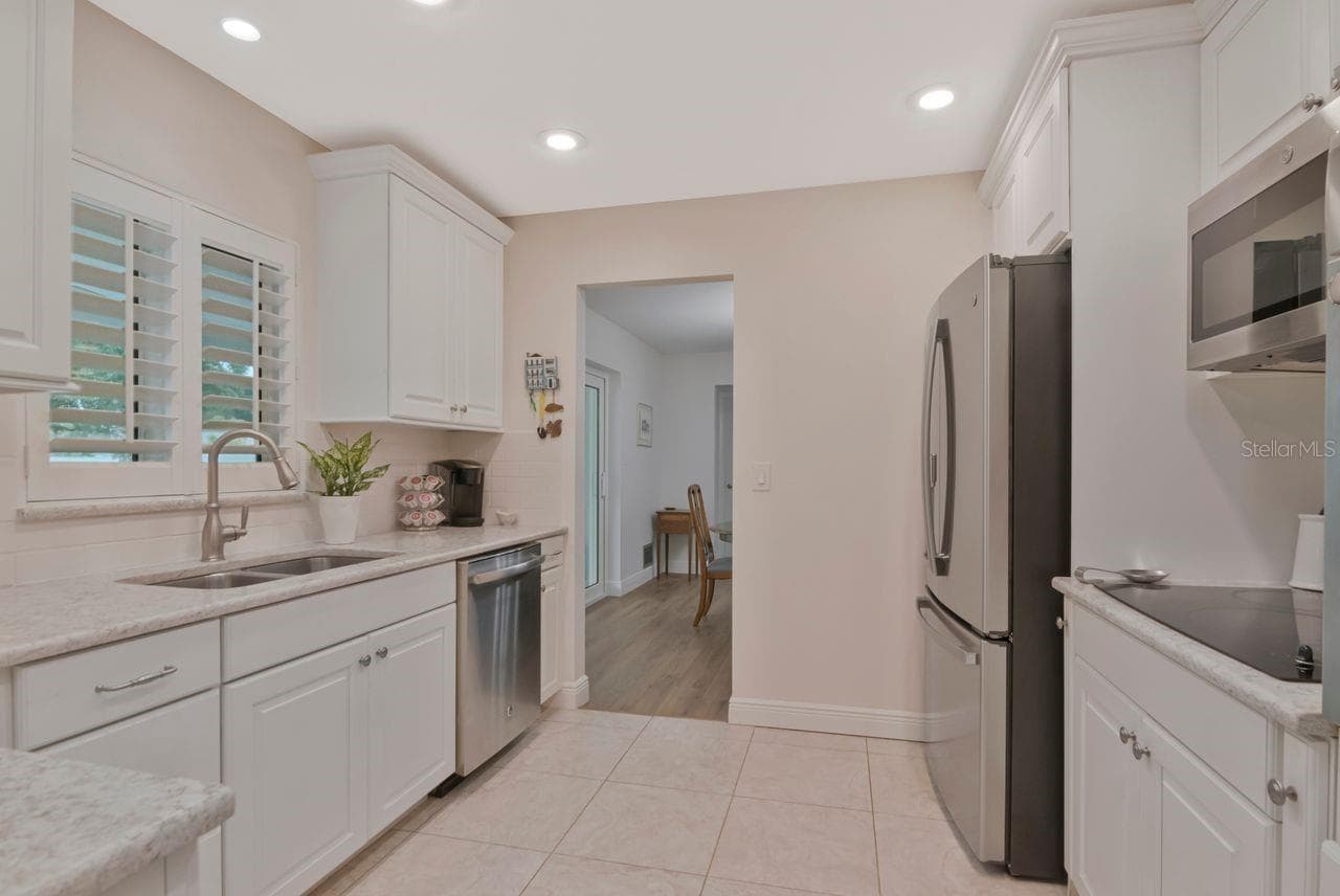 Single Family Residence at 1113 GLENMOOR CT, CLEARWATER, photo 12 of 39