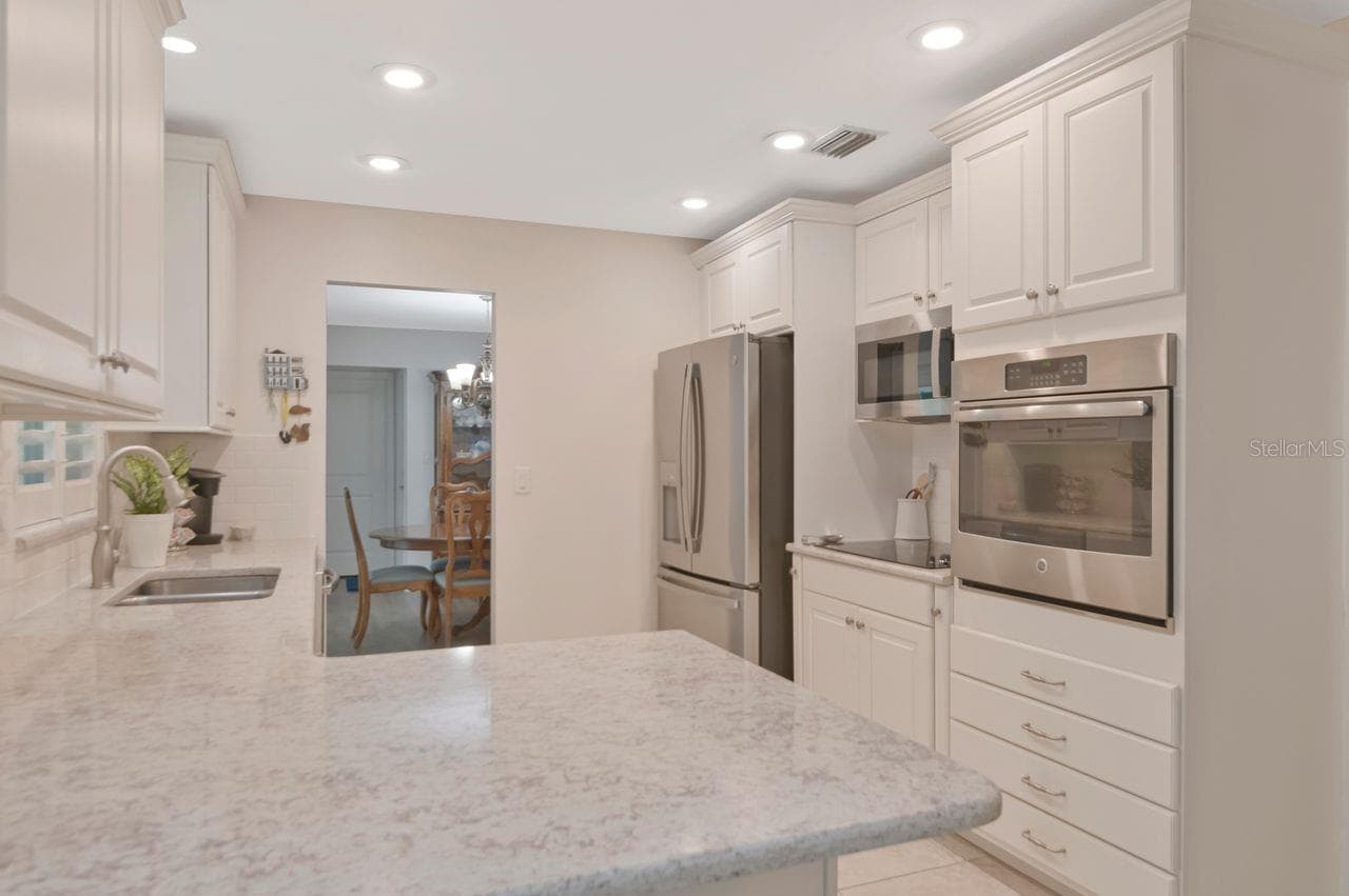 Single Family Residence at 1113 GLENMOOR CT, CLEARWATER, photo 13 of 39