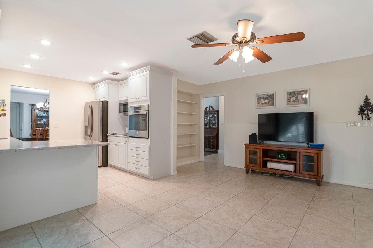 Single Family Residence at 1113 GLENMOOR CT, CLEARWATER, photo 14 of 39