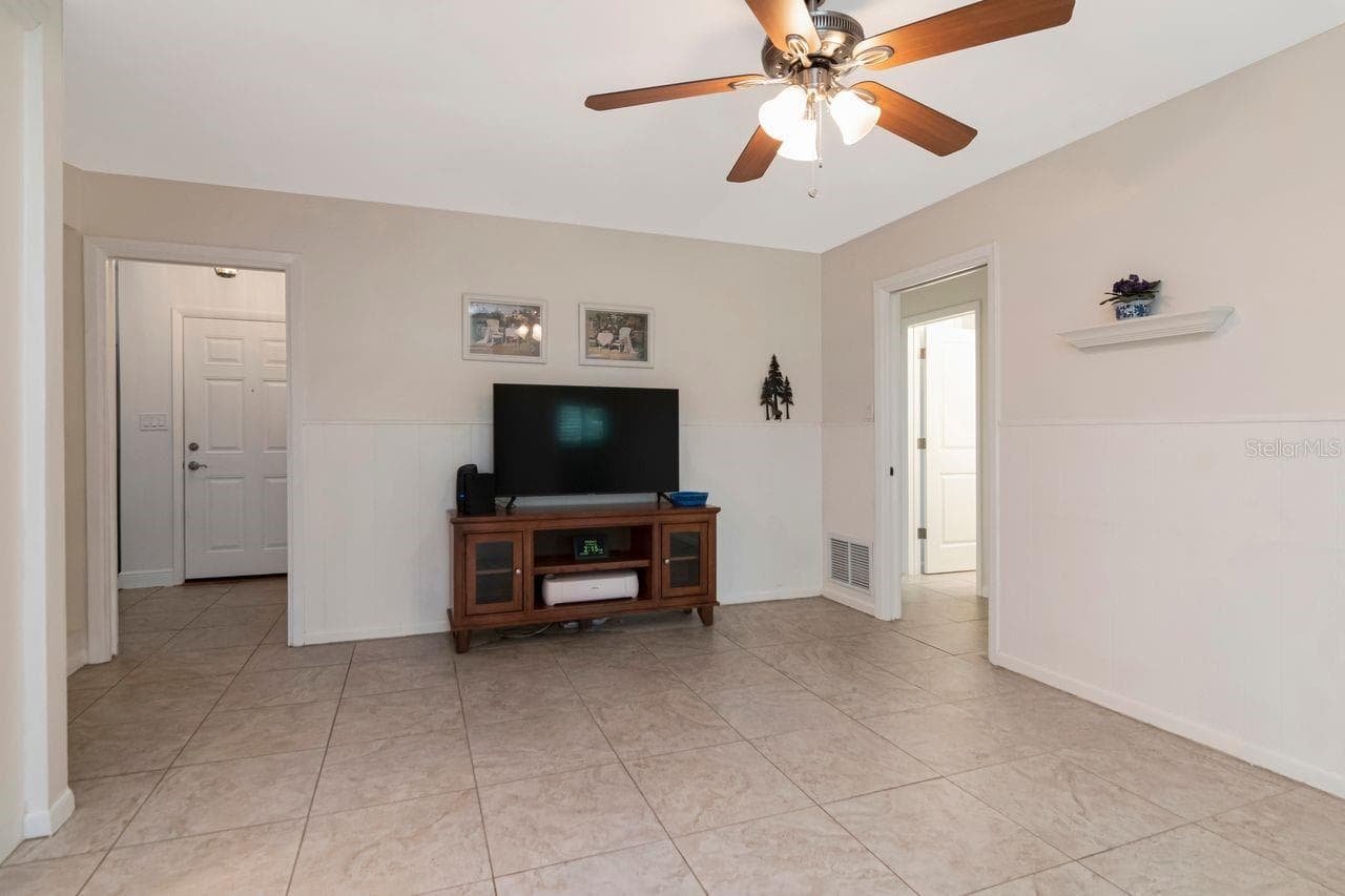 Single Family Residence at 1113 GLENMOOR CT, CLEARWATER, photo 15 of 39