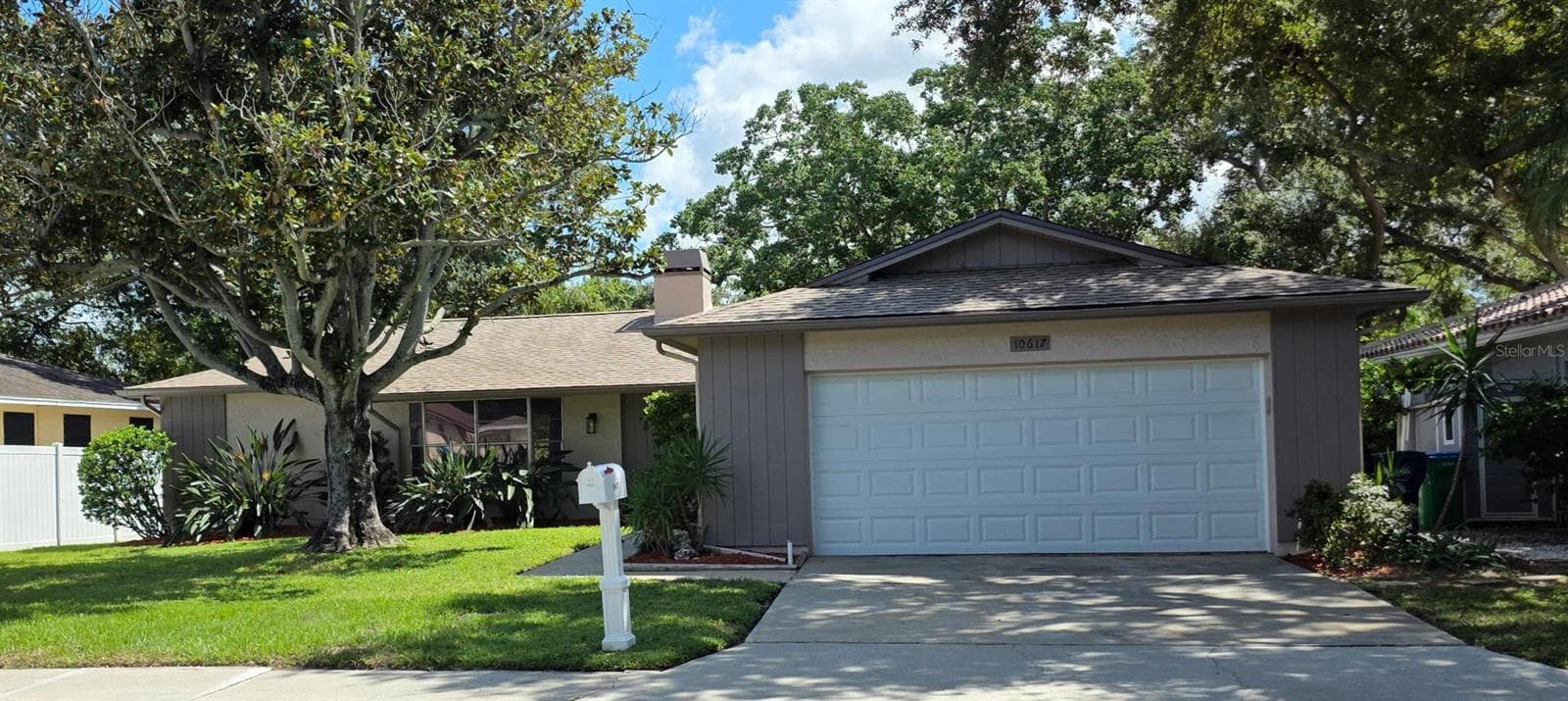 Single Family Residence at 10617 SEMINOLE FOREST ST E, SEMINOLE, photo 2 of 33