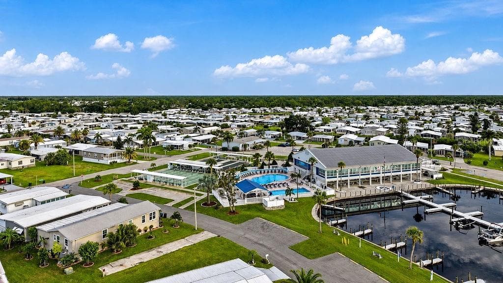 Manufactured Home at 560 FAIRMOUNT DR, NORTH PORT, photo 34 of 37