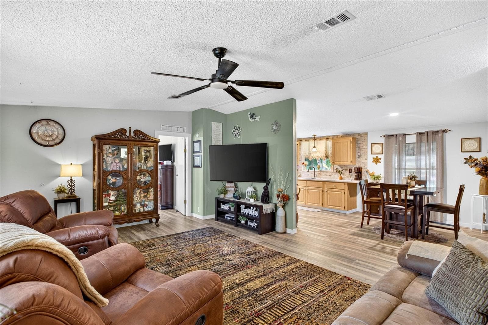 Manufactured Home at 39607 LOUISE DR, ZEPHYRHILLS, photo 7 of 71