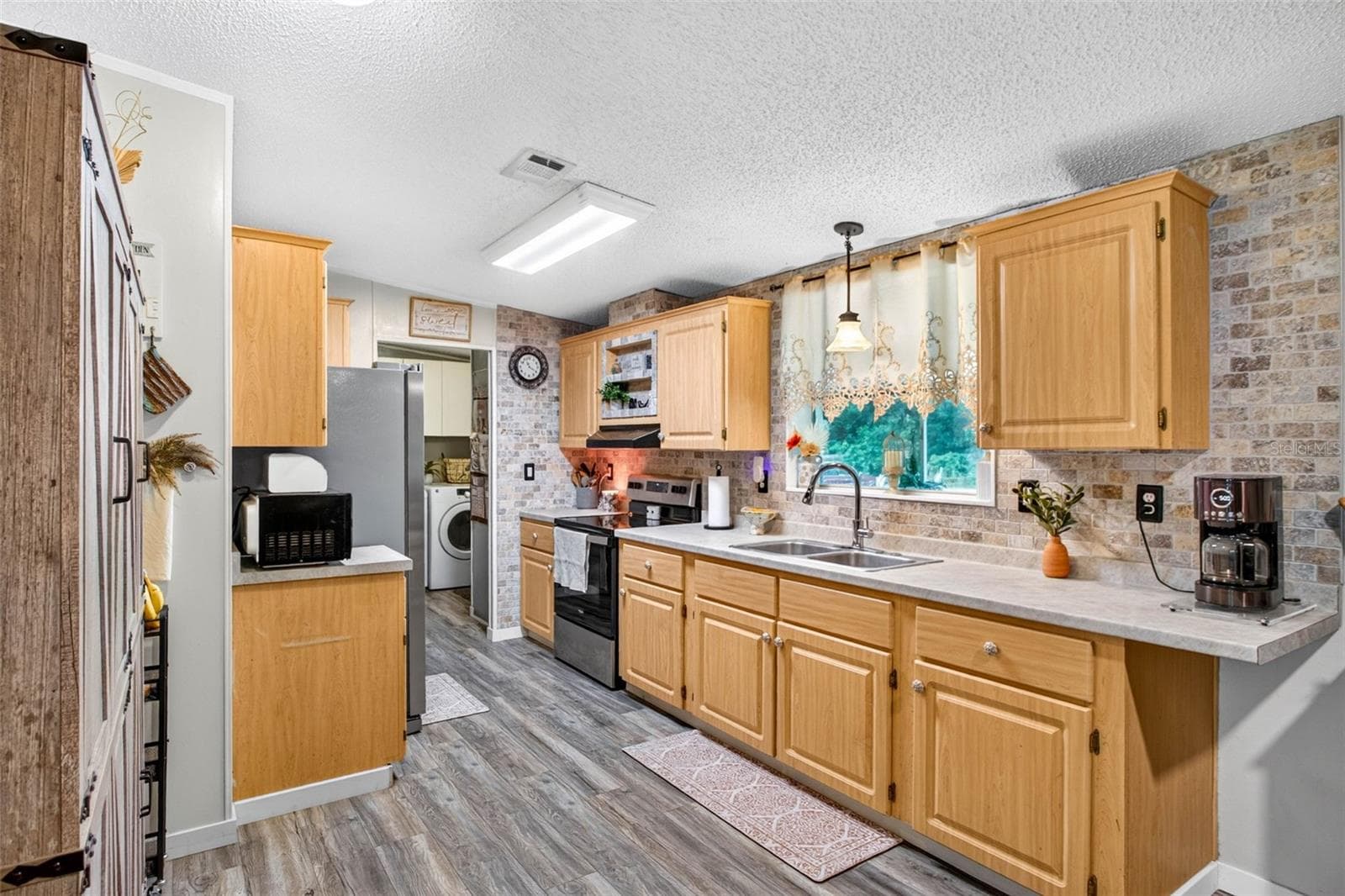 Manufactured Home at 39607 LOUISE DR, ZEPHYRHILLS, photo 12 of 71