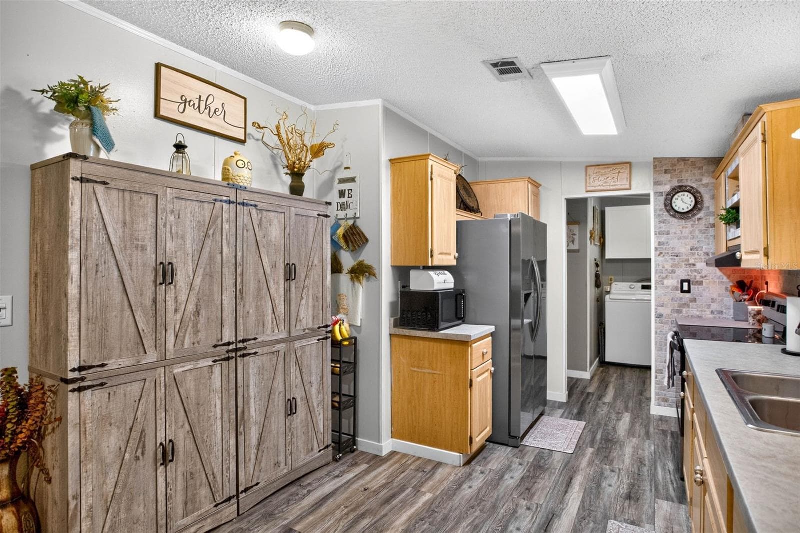 Manufactured Home at 39607 LOUISE DR, ZEPHYRHILLS, photo 13 of 71