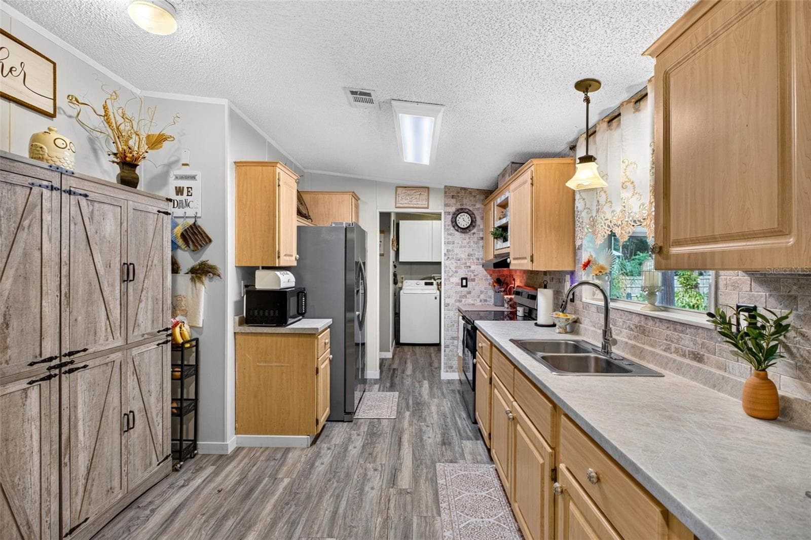 Manufactured Home at 39607 LOUISE DR, ZEPHYRHILLS, photo 15 of 71