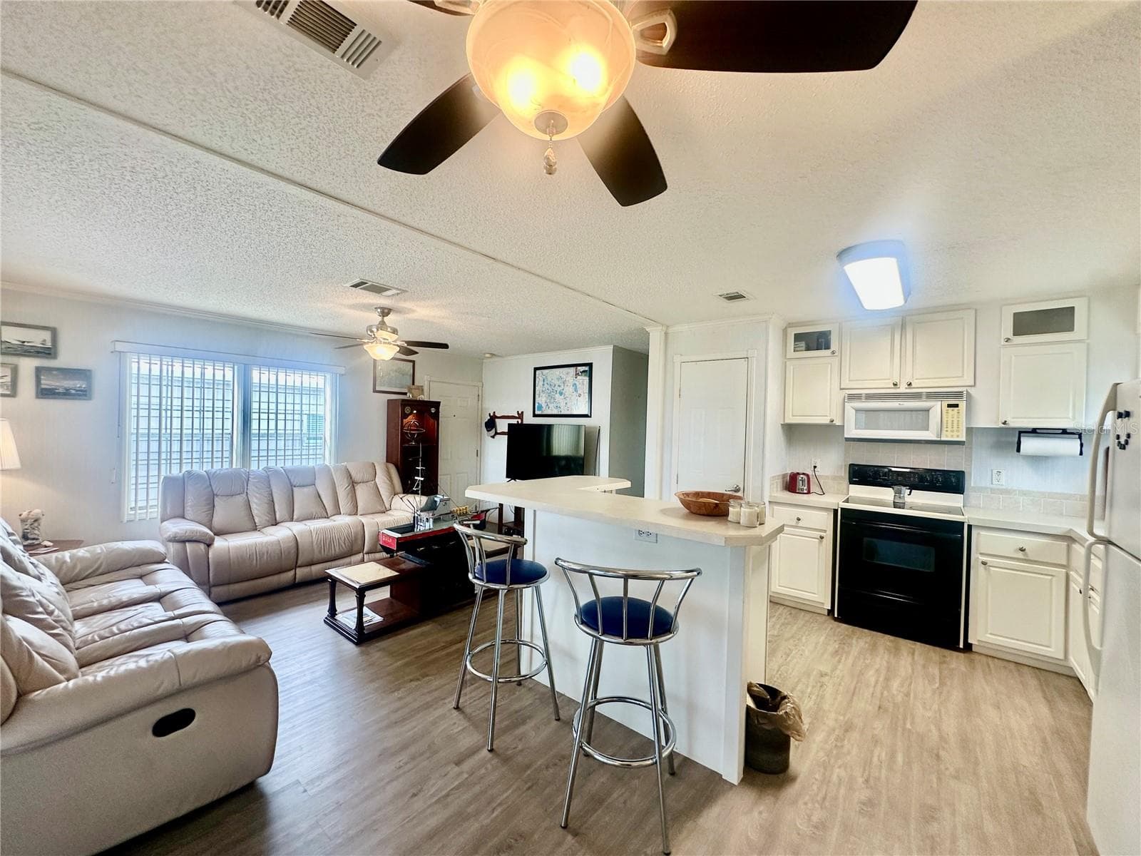 Living Room/Kitchen - 131 BONNIE DR, AUBURNDALE