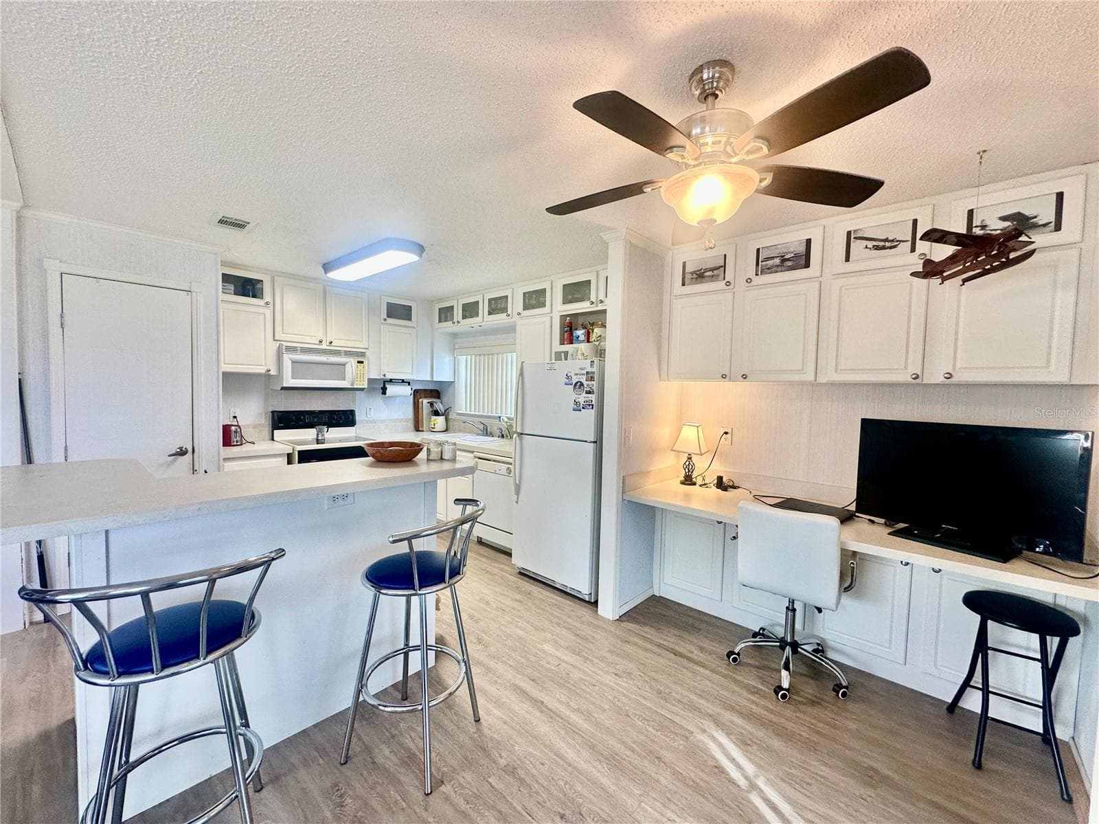 Kitchen - 131 BONNIE DR, AUBURNDALE