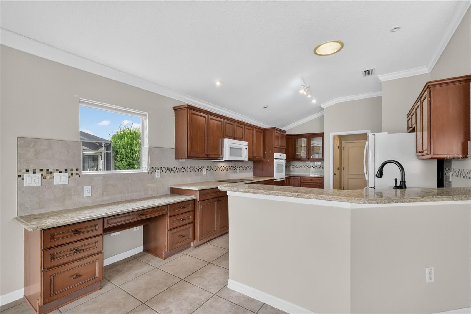 Kitchen Built-In Desk - 2334 AMBLER CIR, THE VILLAGES