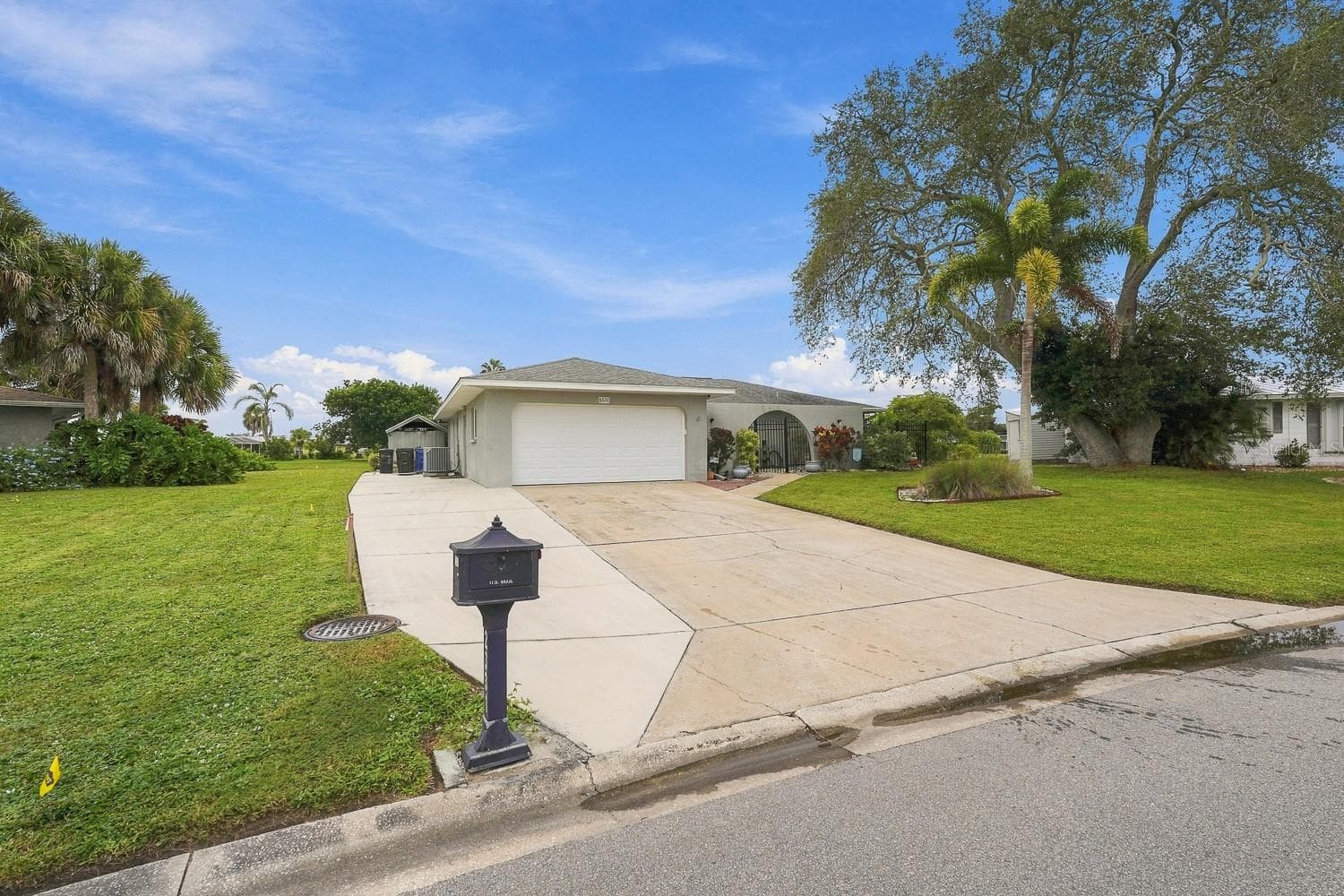 Single Family Residence at 2331 SANDLEWOOD DR, VENICE, photo 4 of 68