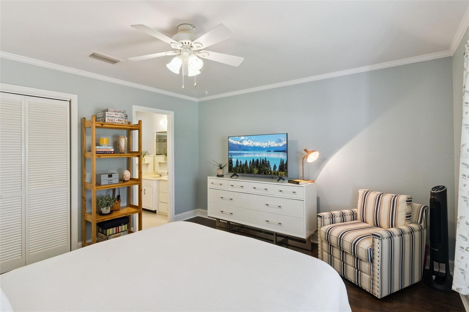 Primary bedroom is a comfortable haven with crown molding, no carpet, and full en suite bathroom. - 1066 VILLA LN #63, APOPKA