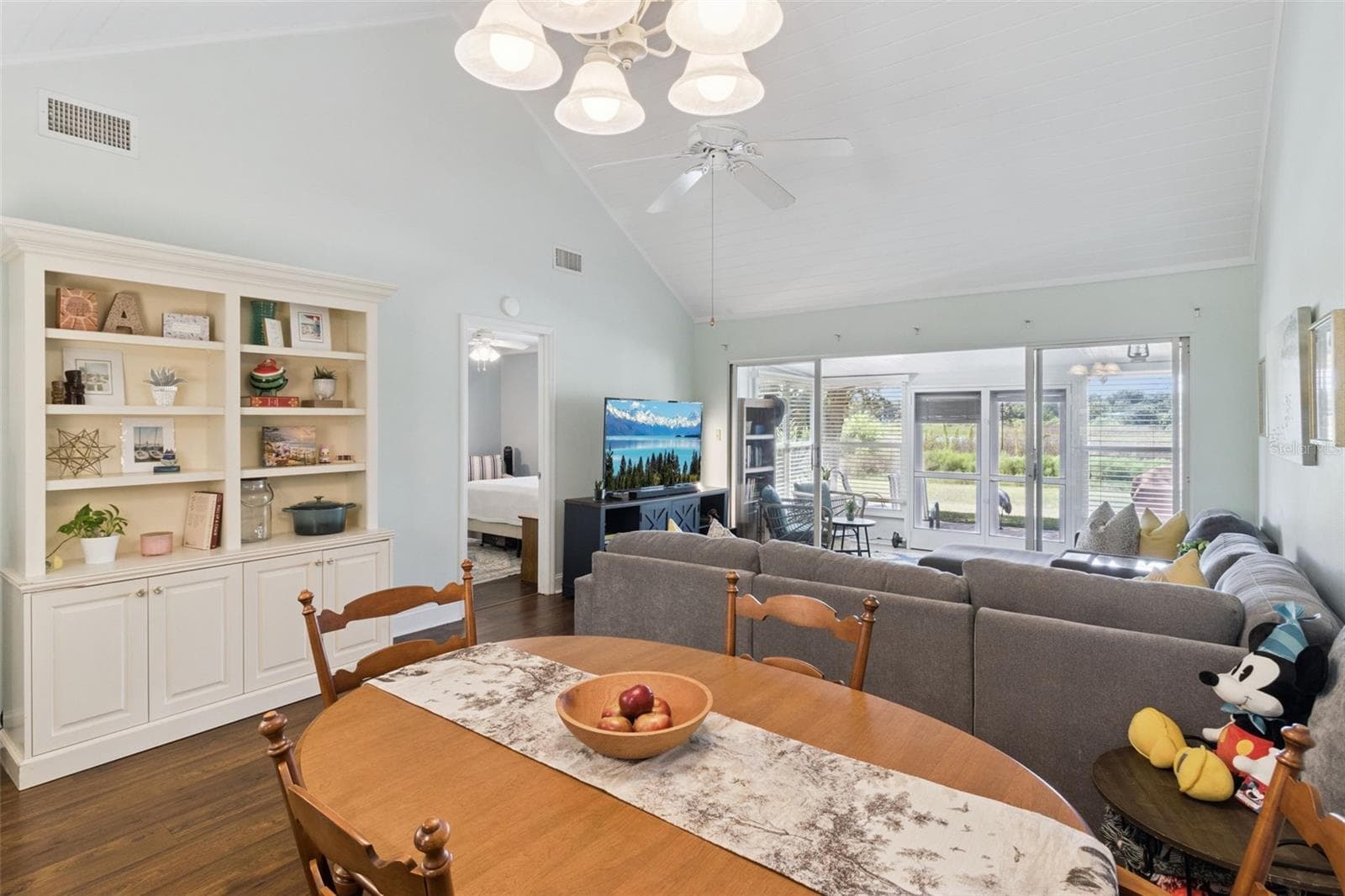 Crown molding in the living & dining areas add a luxury feel to the great room. - 1066 VILLA LN #63, APOPKA