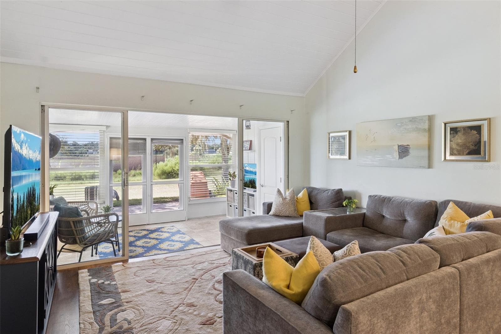 Plenty of space for over-sized furniture in the open great room and sunroom. - 1066 VILLA LN #63, APOPKA