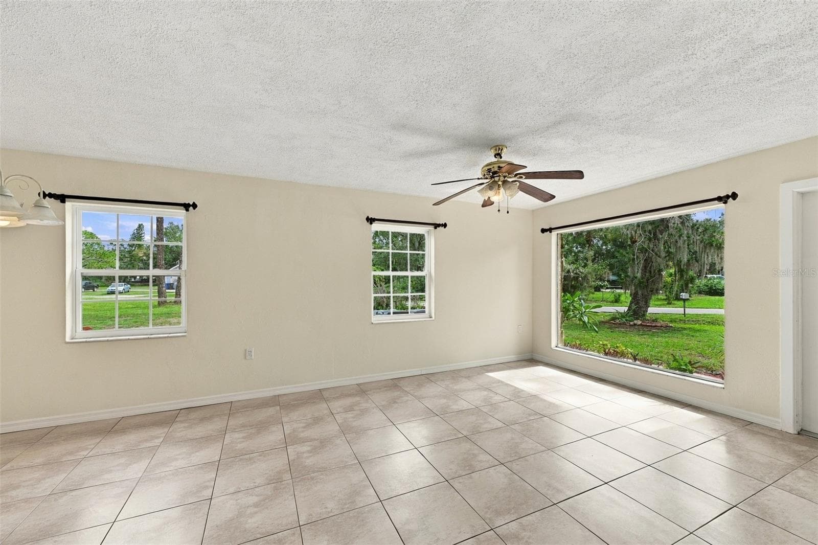 Single Family Residence at 407 7TH ST SW, RUSKIN, photo 6 of 45