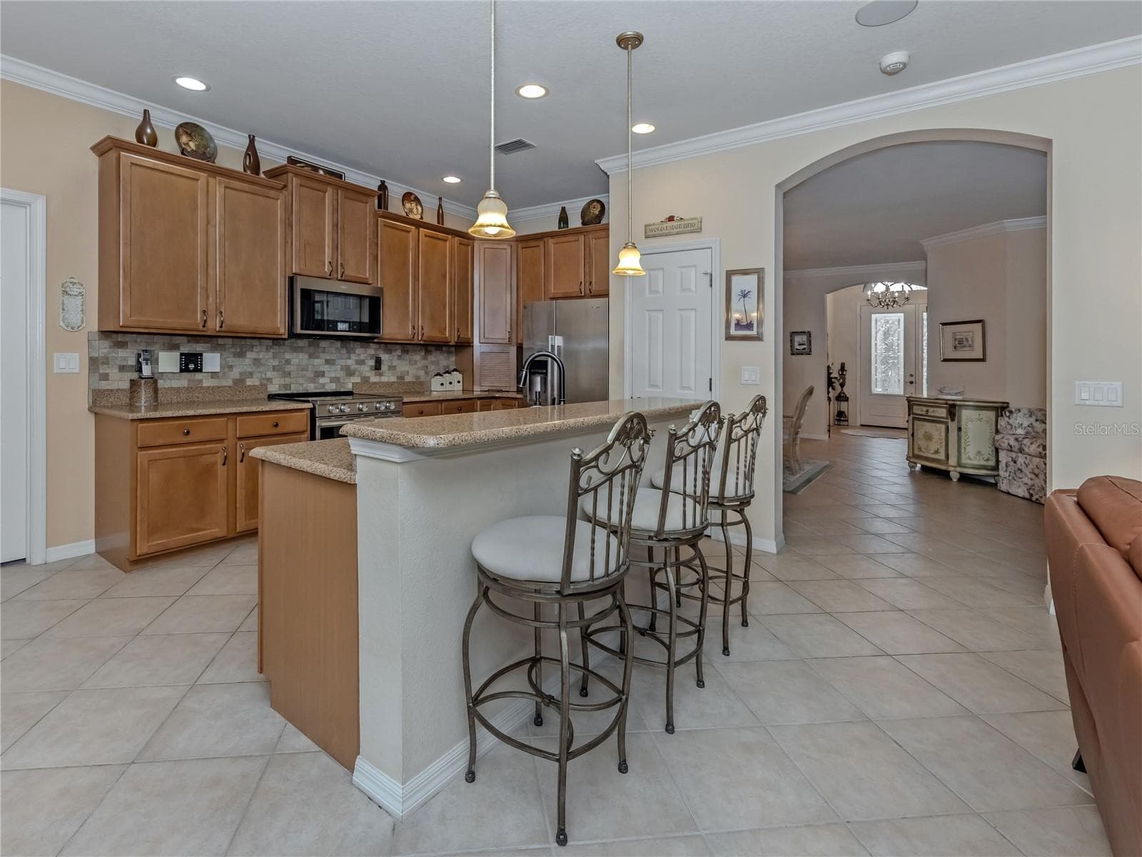 Kitchen with breakfast bar - 20684 CAPELLO DR, VENICE