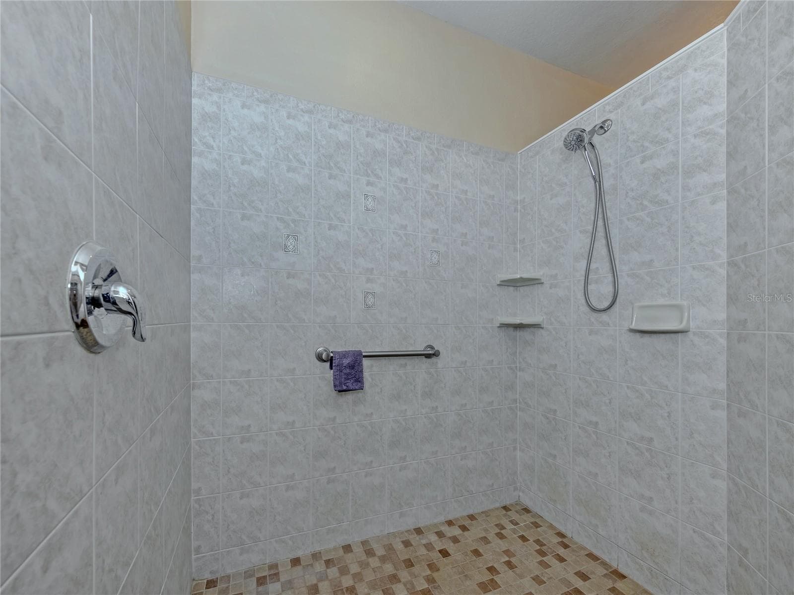 Large size Roman Shower - 20684 CAPELLO DR, VENICE