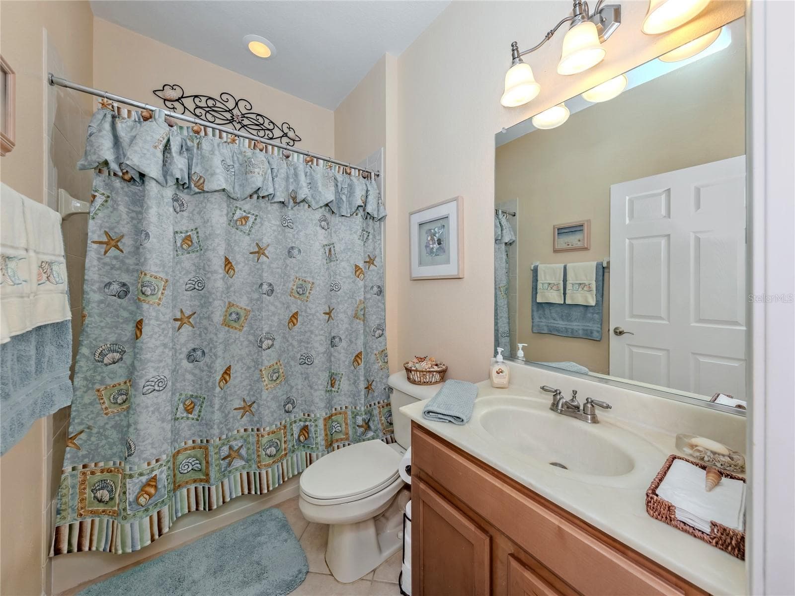 Guest Bath with Tub - 20684 CAPELLO DR, VENICE