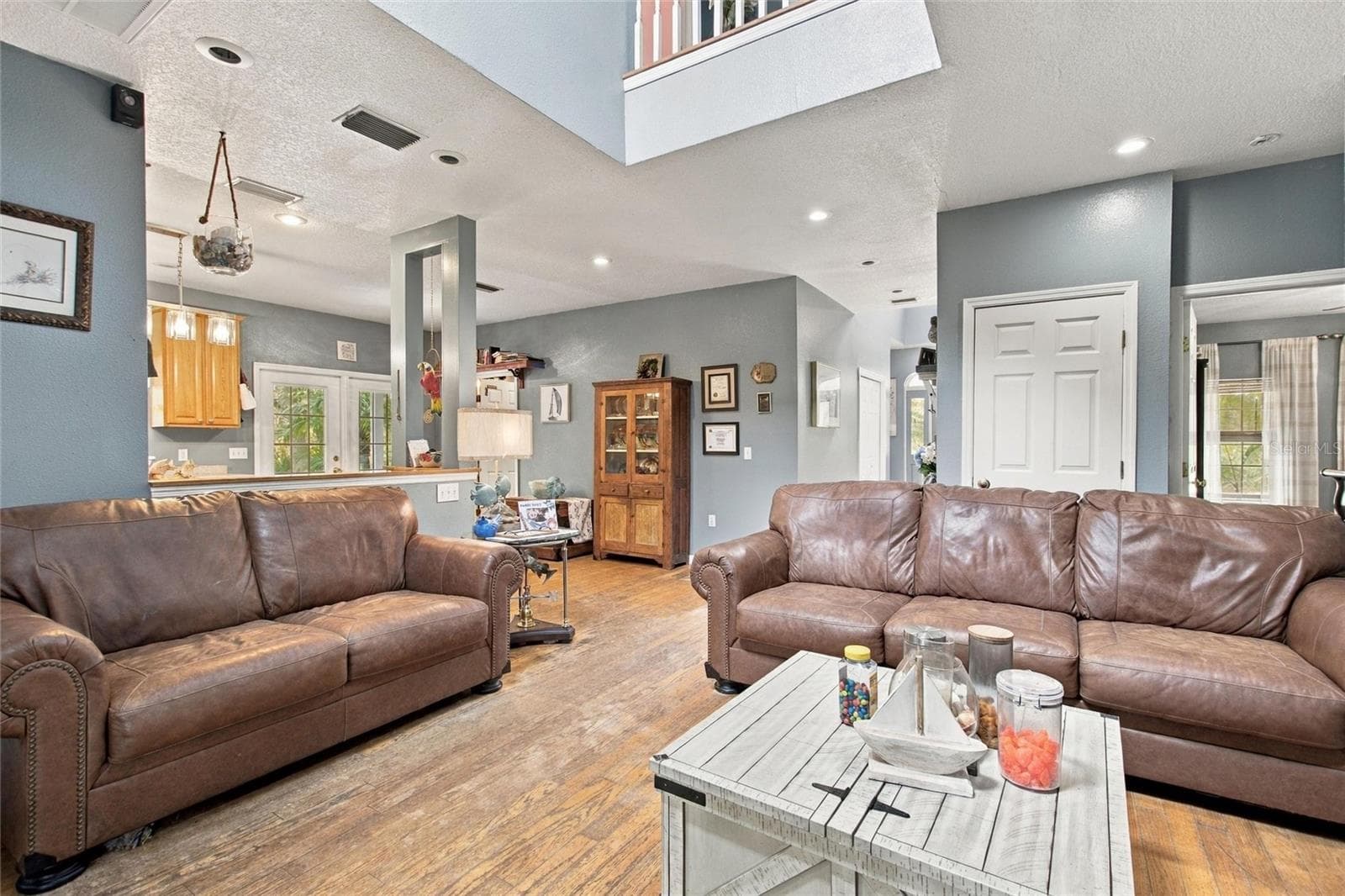 Reverse view of the living area looking into the kitchen. - 3850 GRANADA DR, INDIAN LAKE ESTATES