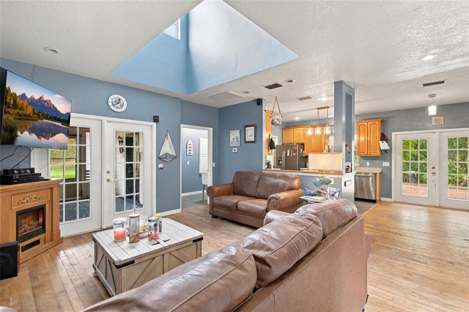 Reverse view of the living area. The space to the right is where a dining table could be placed. - 3850 GRANADA DR, INDIAN LAKE ESTATES