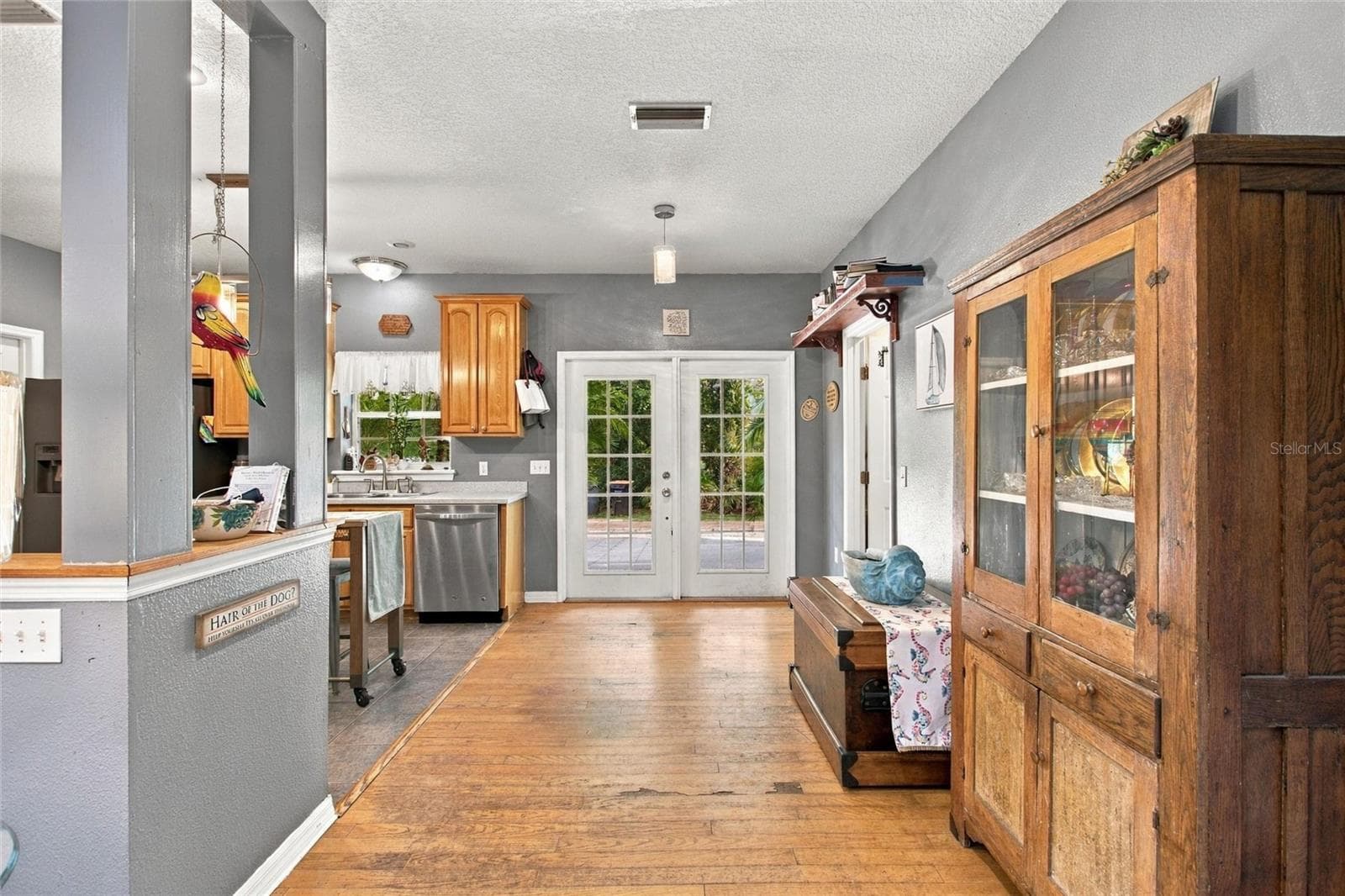 Dining area between the kitchen and the living area. - 3850 GRANADA DR, INDIAN LAKE ESTATES