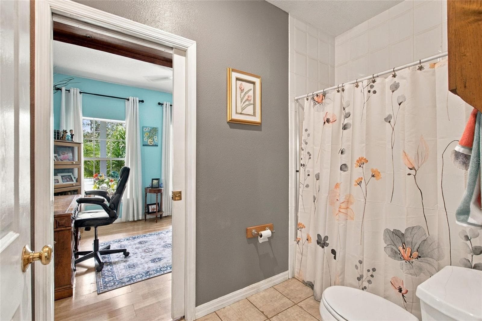This is the 2nd full bathroom that leads into the guest bedroom downstairs. - 3850 GRANADA DR, INDIAN LAKE ESTATES