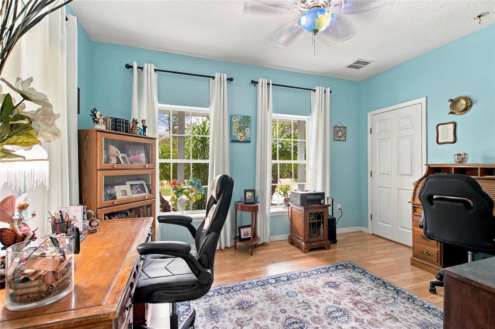 Downstairs guest bedroom that is currently being used as an office. The door to the right leads out to the foyer area. - 3850 GRANADA DR, INDIAN LAKE ESTATES