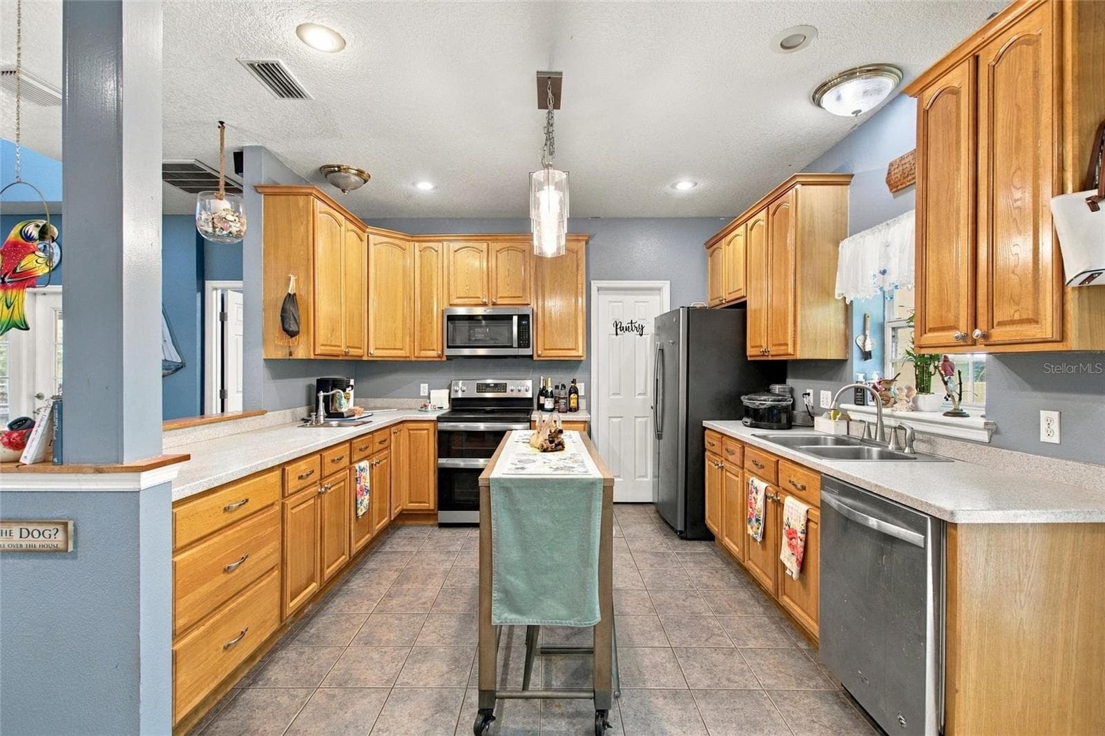 Full view of kitchen. The doorway in the right back is the pantry. It is a 5x5 walkin! - 3850 GRANADA DR, INDIAN LAKE ESTATES