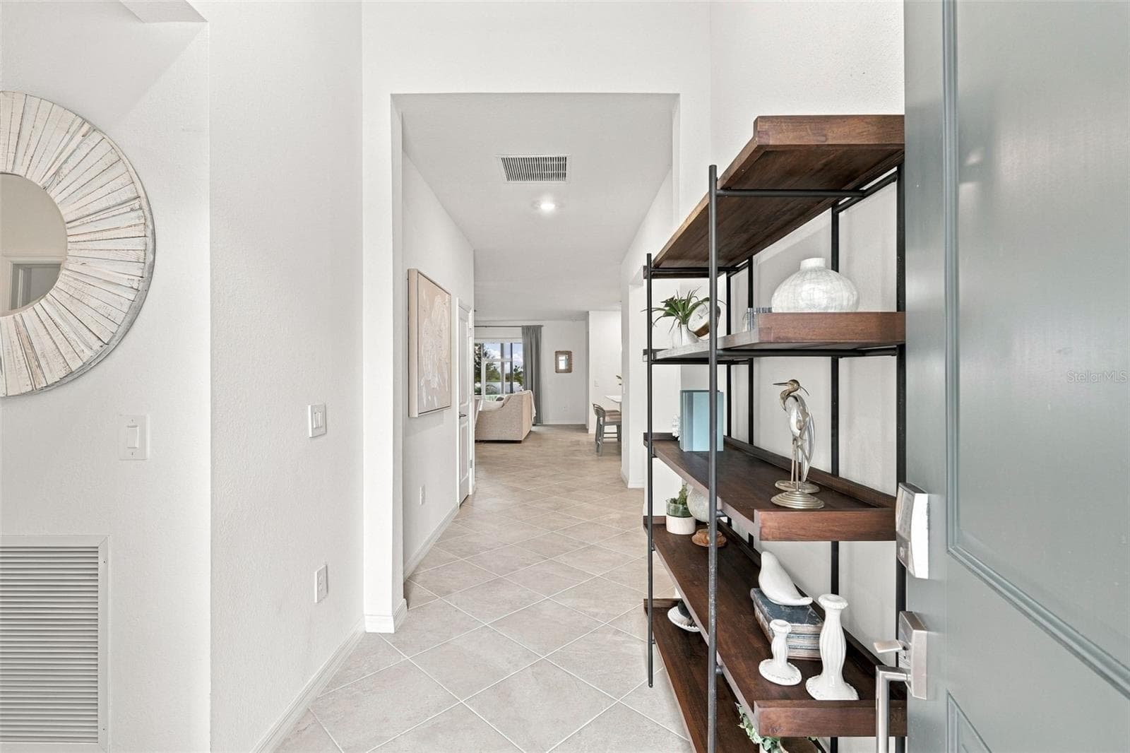 Single Family Residence at 17085 LUMINOUS AVE, VENICE, photo 5 of 85