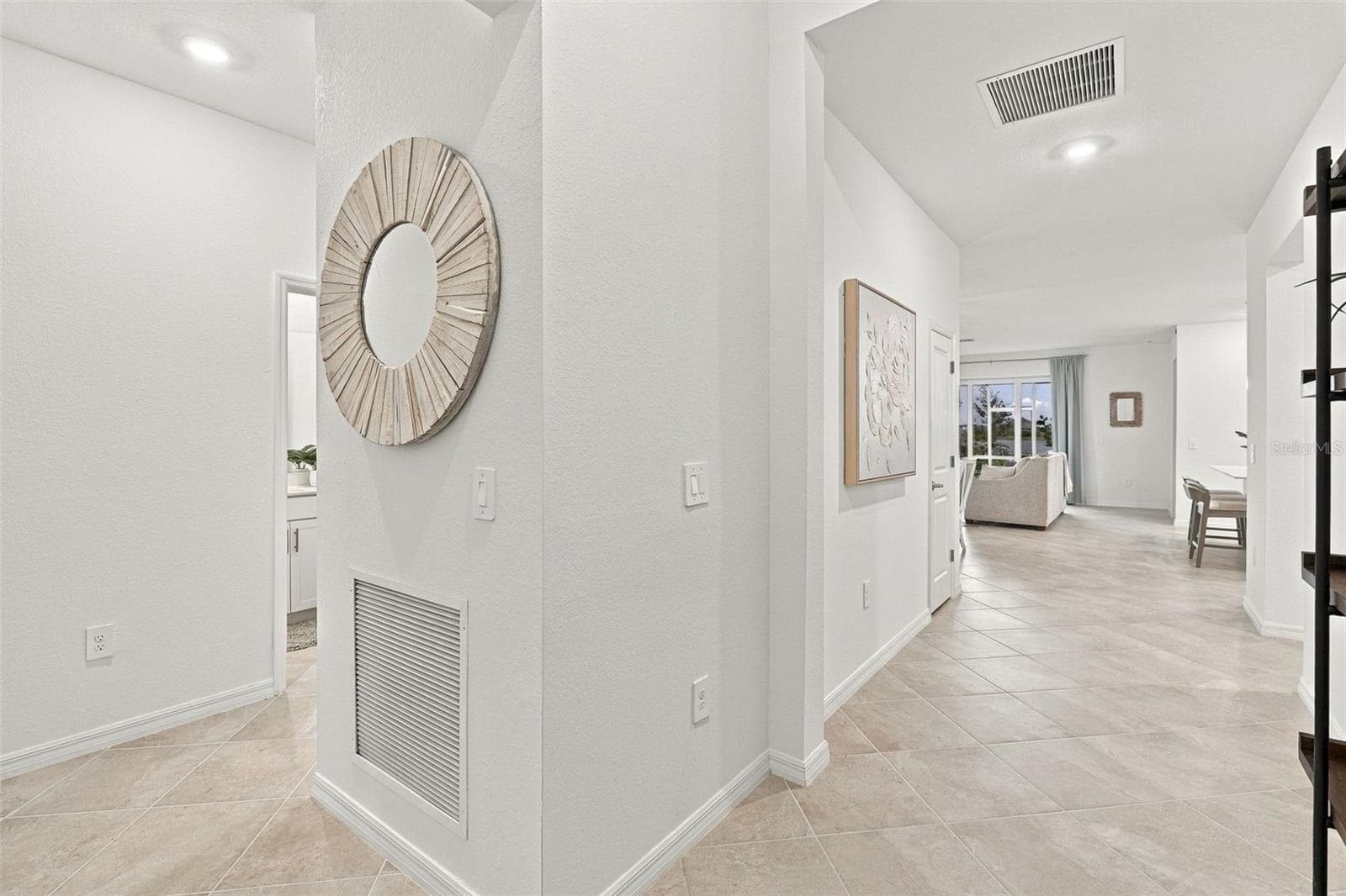 Single Family Residence at 17085 LUMINOUS AVE, VENICE, photo 6 of 85