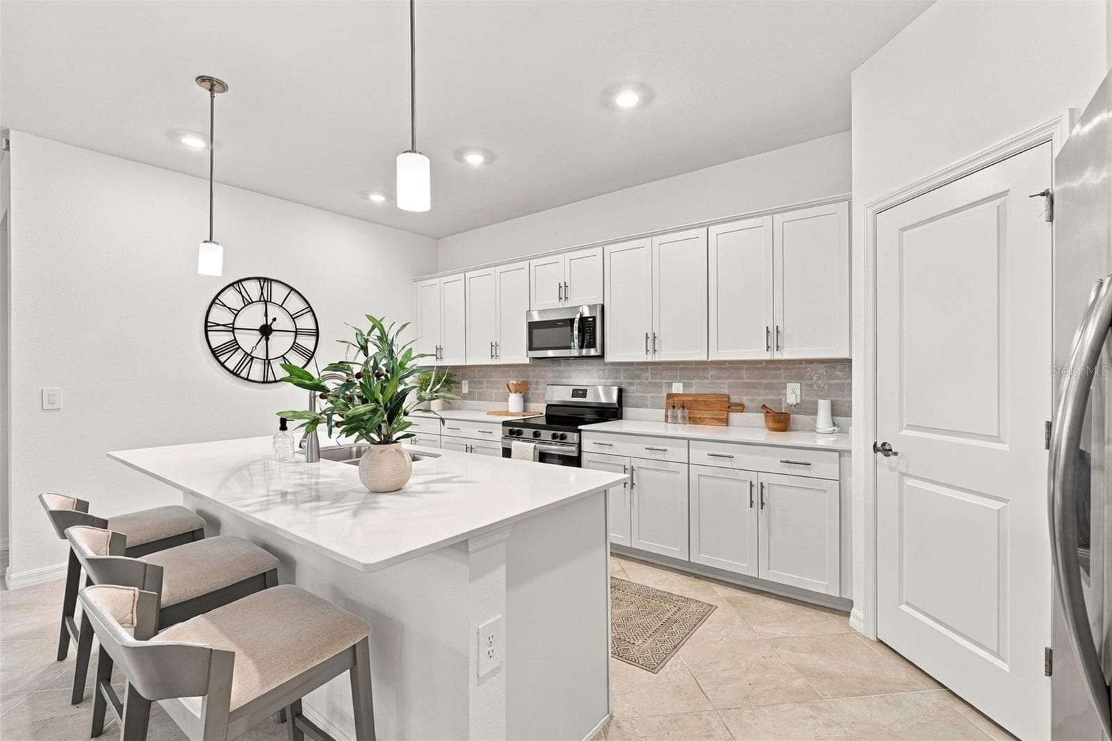 Single Family Residence at 17085 LUMINOUS AVE, VENICE, photo 9 of 85