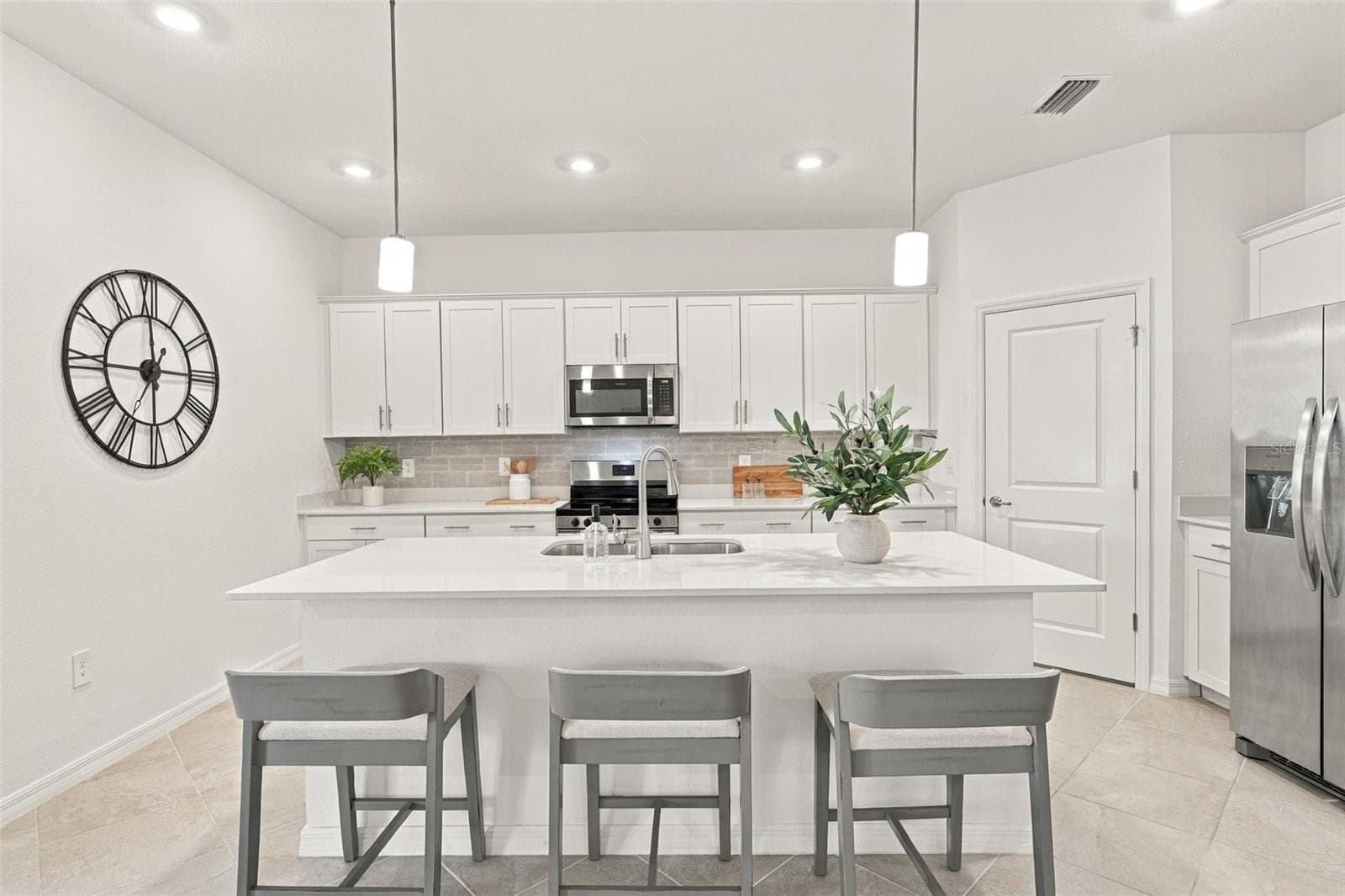 Single Family Residence at 17085 LUMINOUS AVE, VENICE, photo 10 of 85