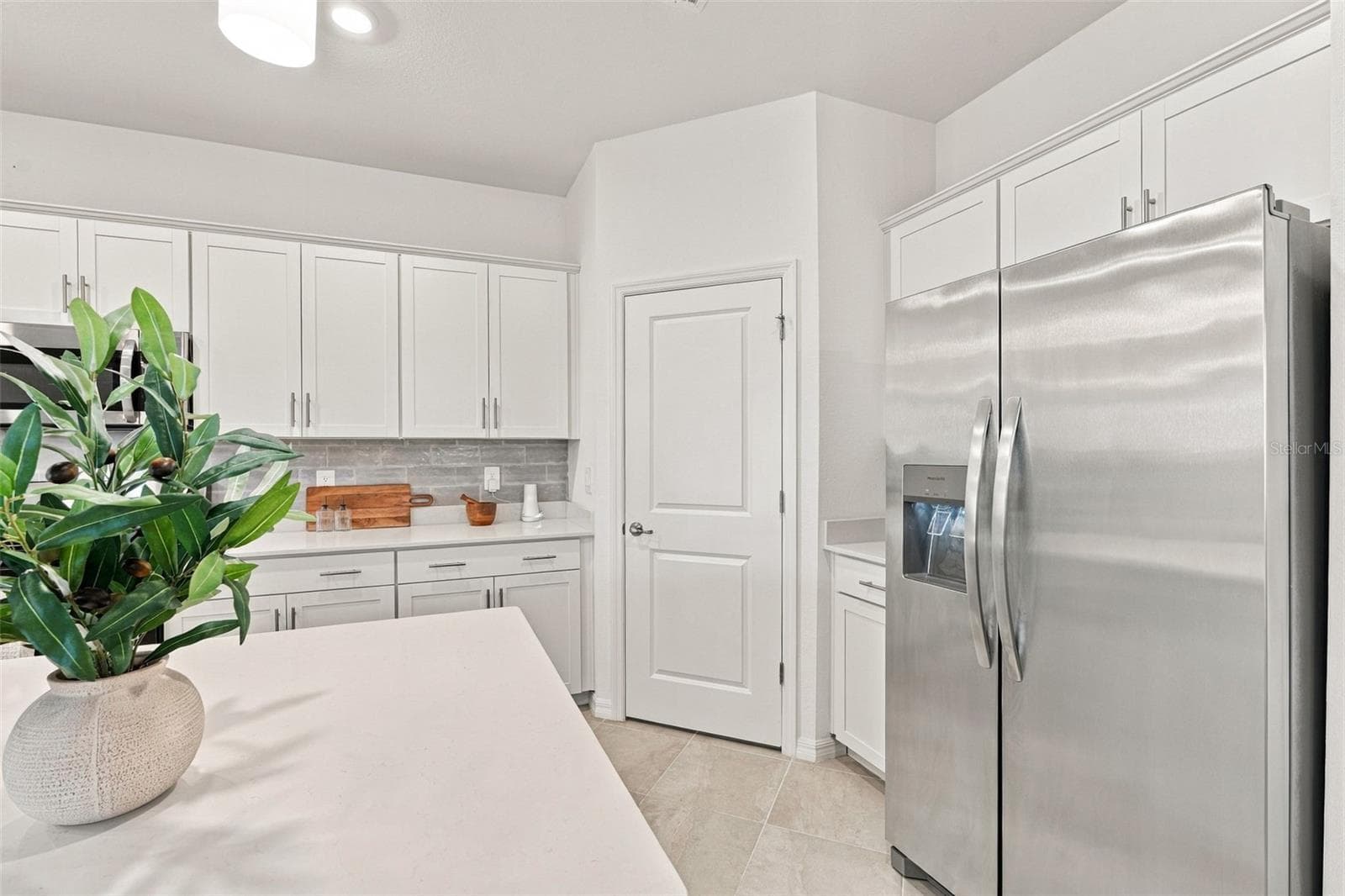 Single Family Residence at 17085 LUMINOUS AVE, VENICE, photo 11 of 85