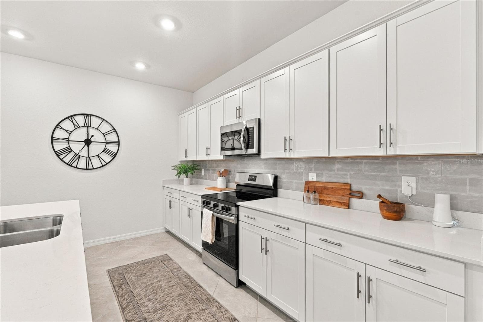 Single Family Residence at 17085 LUMINOUS AVE, VENICE, photo 12 of 85