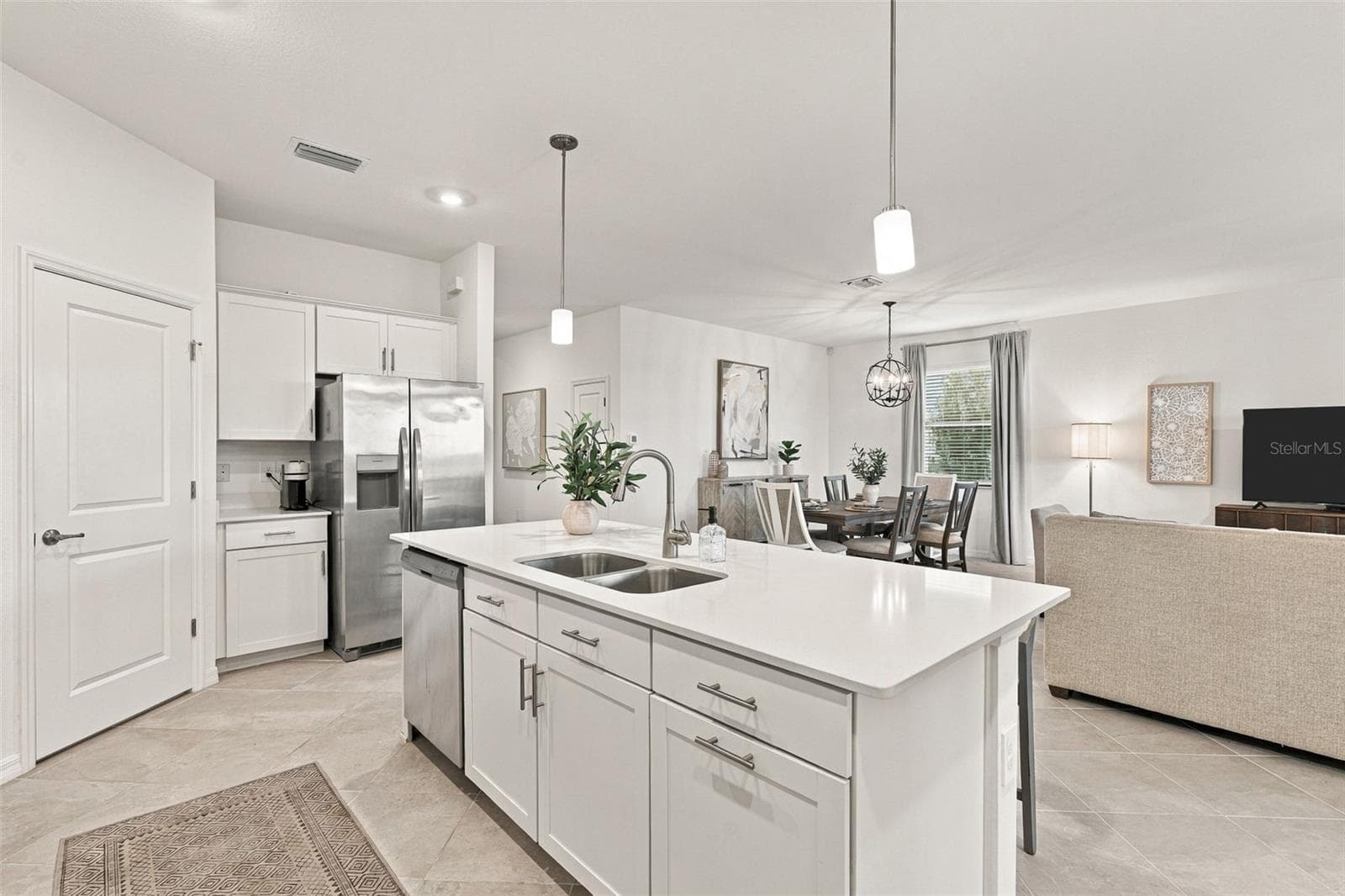 Single Family Residence at 17085 LUMINOUS AVE, VENICE, photo 13 of 85