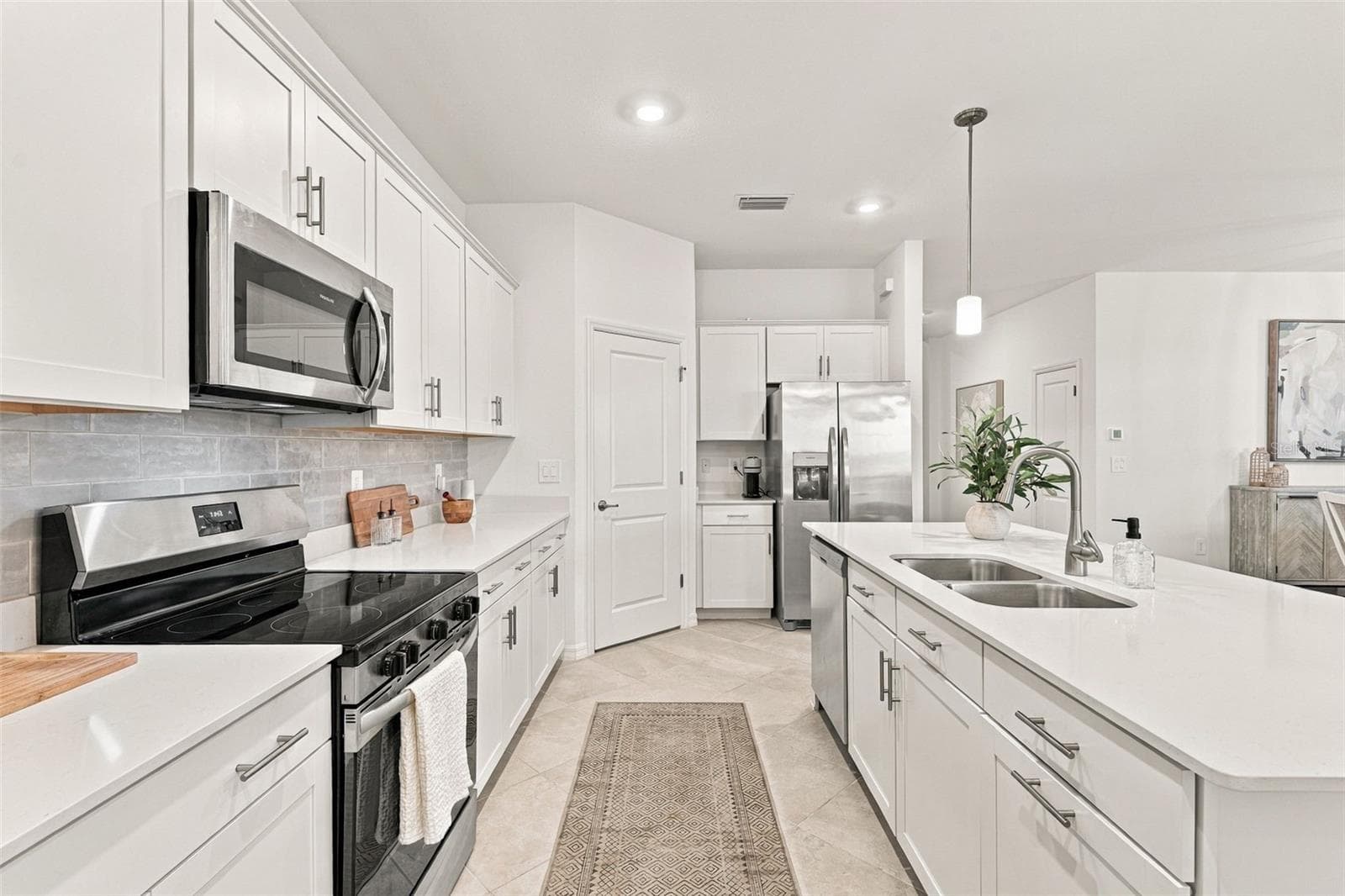Single Family Residence at 17085 LUMINOUS AVE, VENICE, photo 14 of 85
