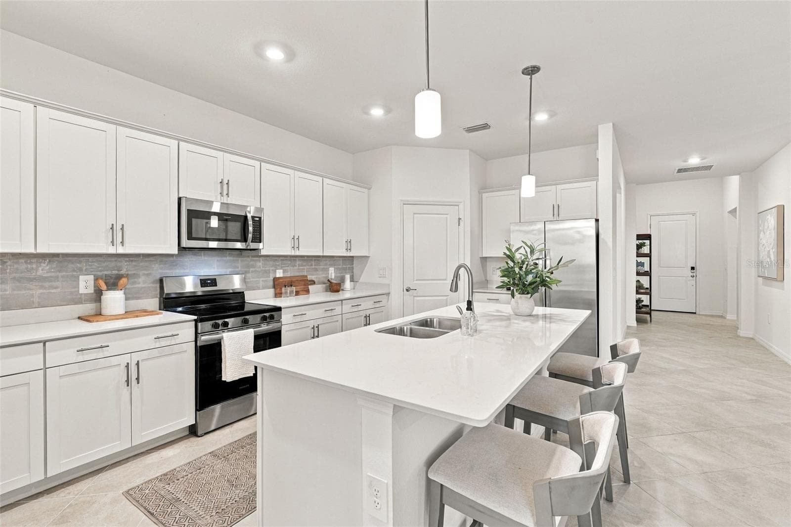Single Family Residence at 17085 LUMINOUS AVE, VENICE, photo 15 of 85
