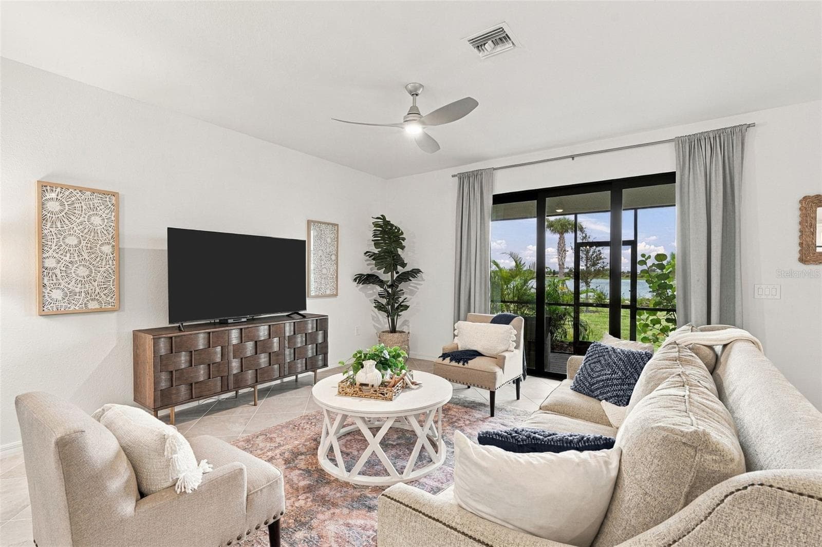 Single Family Residence at 17085 LUMINOUS AVE, VENICE, photo 16 of 85