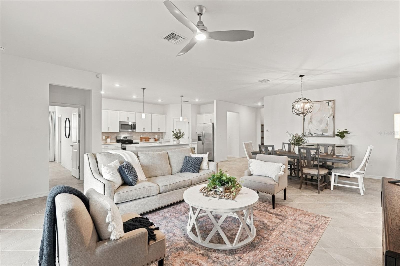 Single Family Residence at 17085 LUMINOUS AVE, VENICE, photo 18 of 85