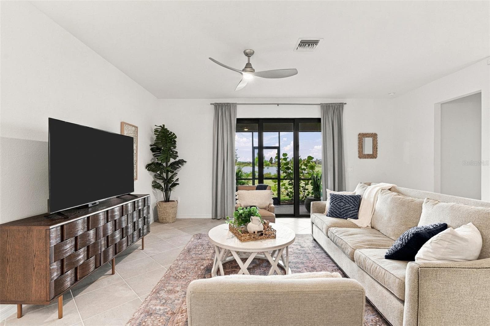 Single Family Residence at 17085 LUMINOUS AVE, VENICE, photo 19 of 85