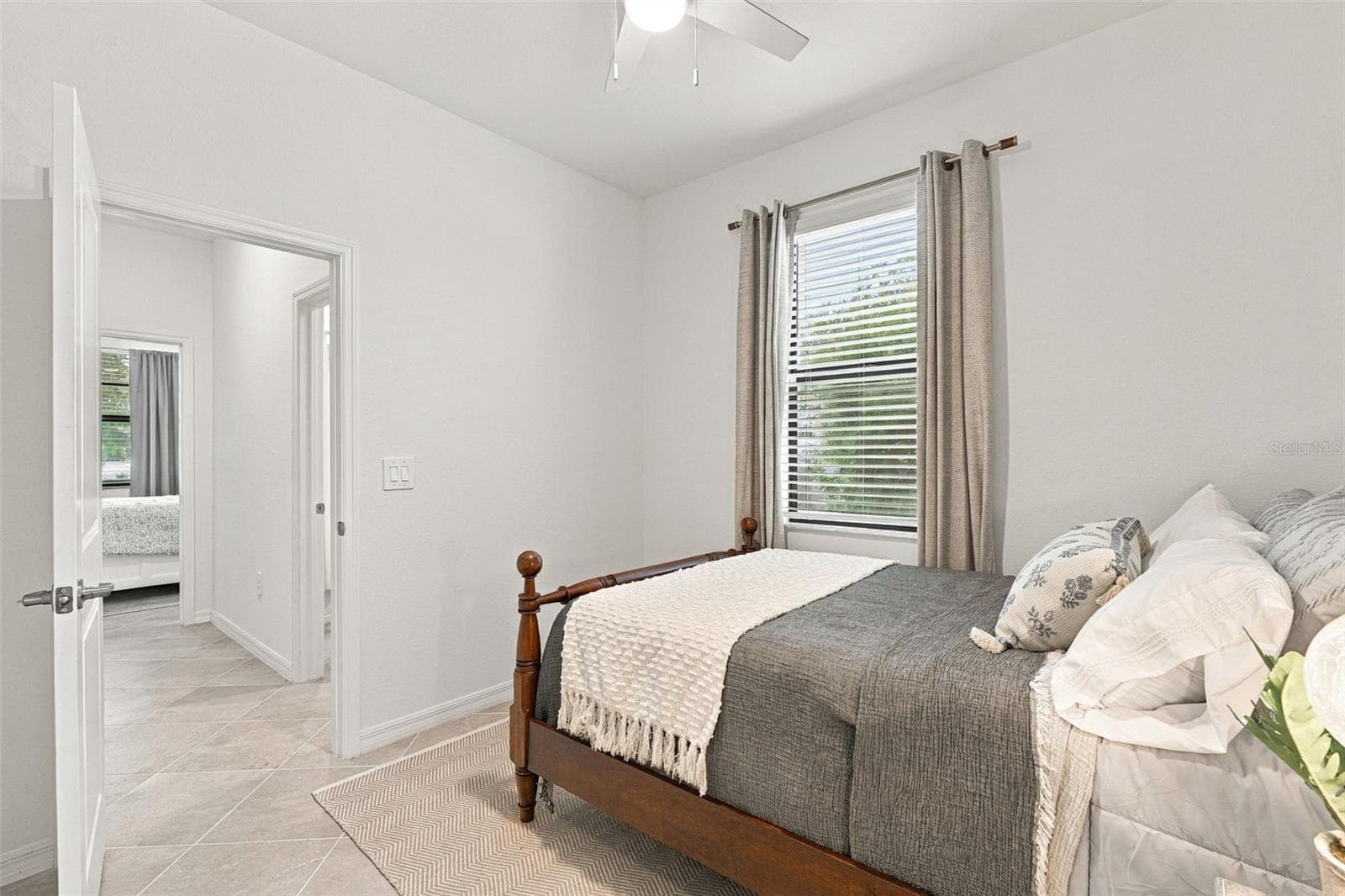 Single Family Residence at 17085 LUMINOUS AVE, VENICE, photo 34 of 85