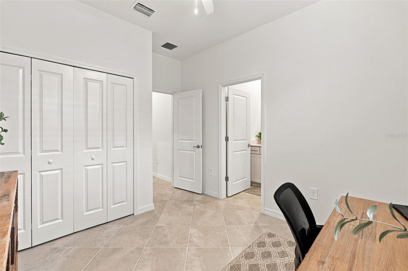 Single Family Residence at 17085 LUMINOUS AVE, VENICE, photo 36 of 85