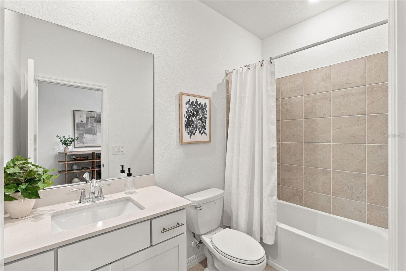 Single Family Residence at 17085 LUMINOUS AVE, VENICE, photo 37 of 85