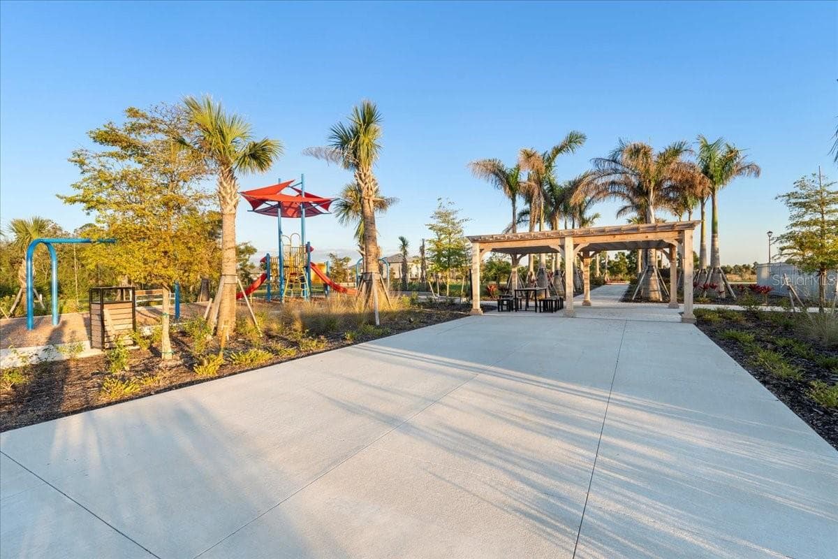 Single Family Residence at 17085 LUMINOUS AVE, VENICE, photo 59 of 85