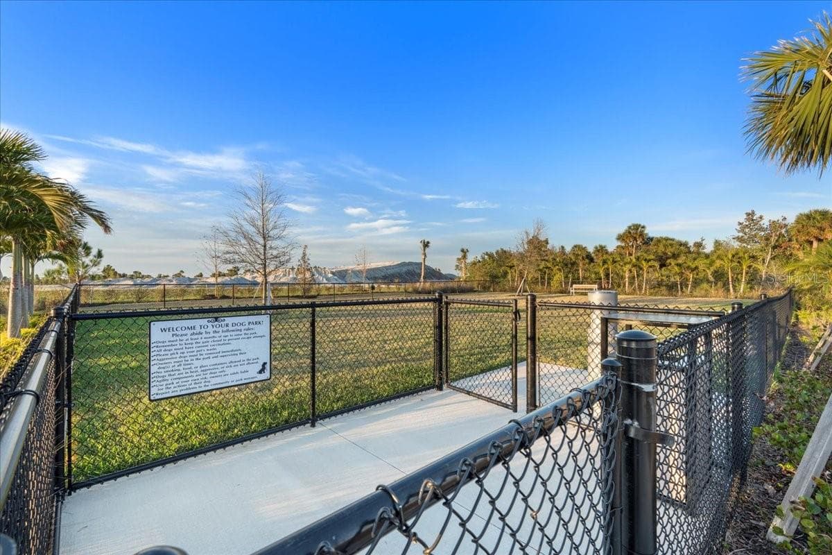 Single Family Residence at 17085 LUMINOUS AVE, VENICE, photo 60 of 85