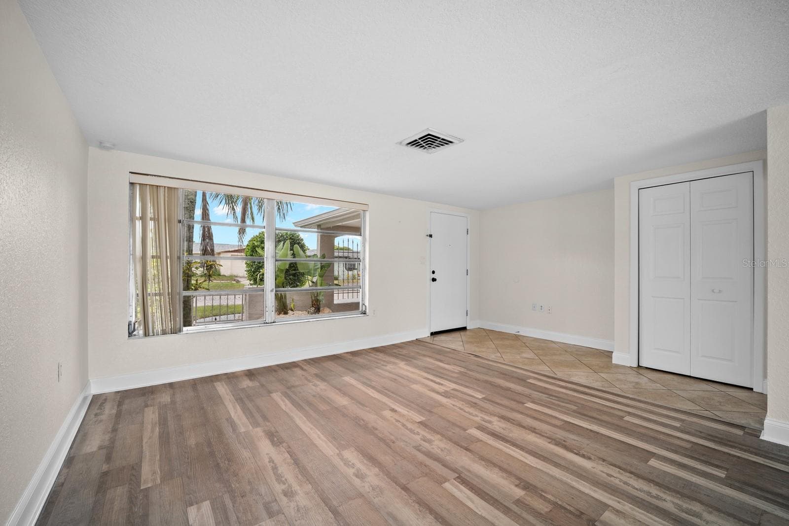 Bright, airy, with lots of Natural Light - 7805 BURNHAM DR, PORT RICHEY