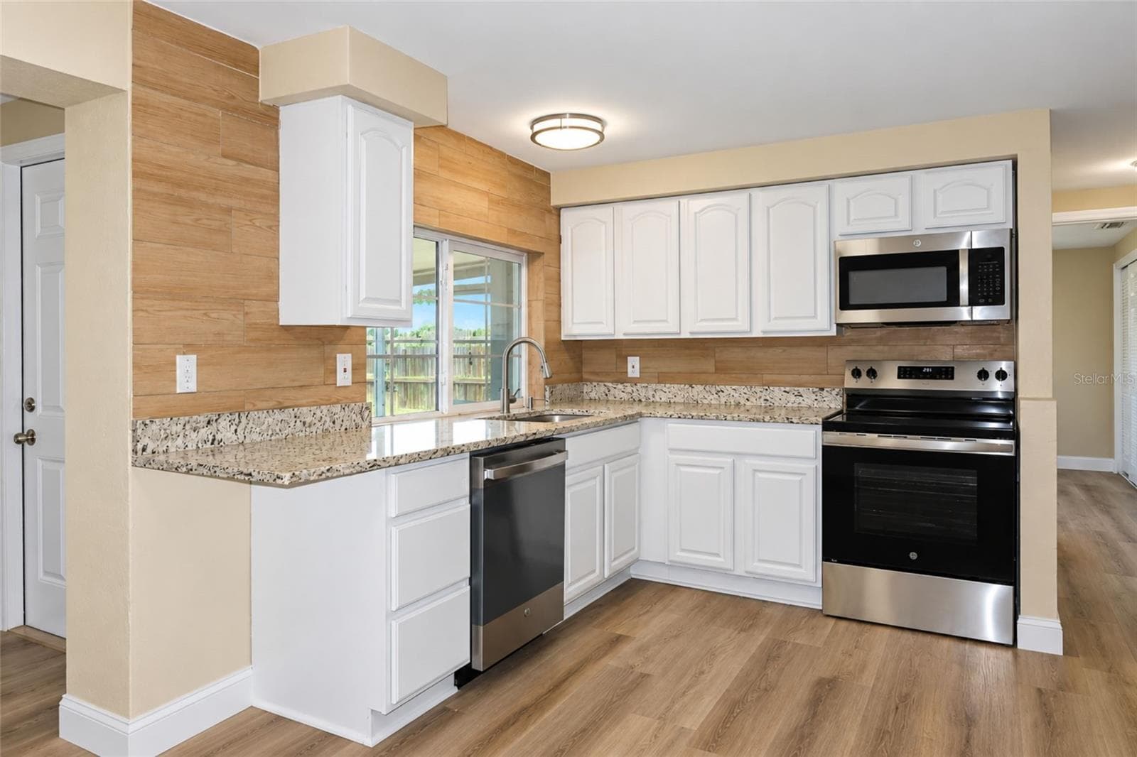 Single Family Residence at 3521 KIMBERLY OAKS DR, HOLIDAY, photo 3 of 15