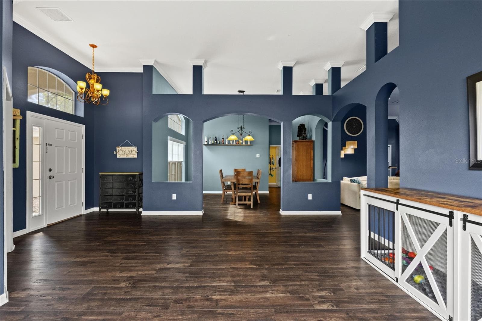 Architectural arches and high ceilings add character while providing an easy transition between the home’s living and dining spaces. - 1419 BLUE MARLIN BLVD, HOLIDAY